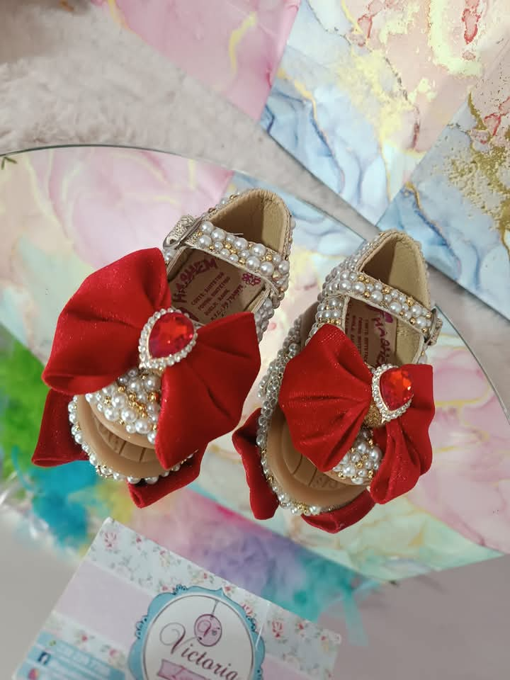 Zapatitos Victoria: Infantil Zapato de Perlas y Moño Rojo. Variedad de Numeración