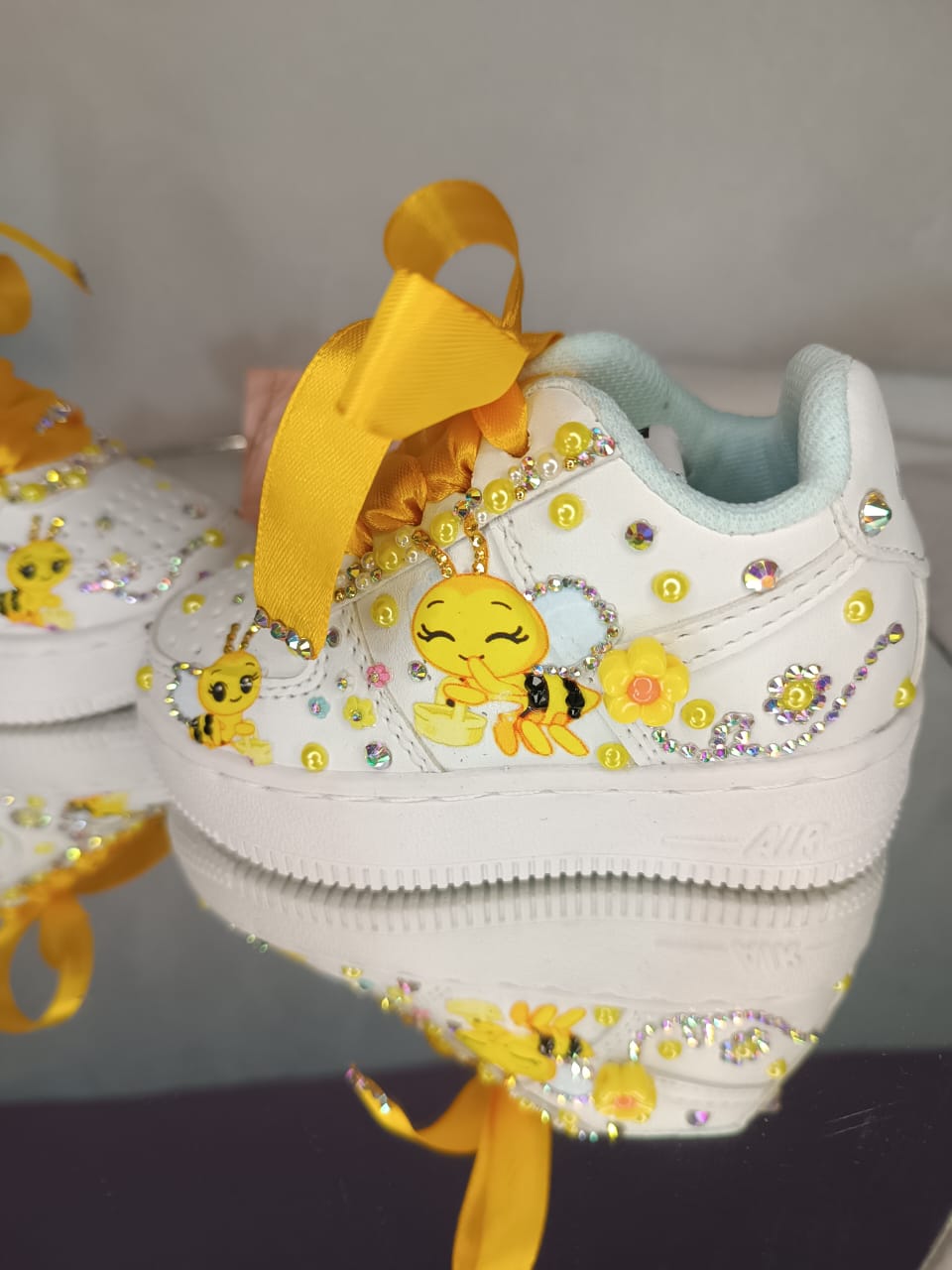 Zapatitos Victoria: AF1 Nike Tenis de Swarovski Temática PLIM PLIM ABEJITA