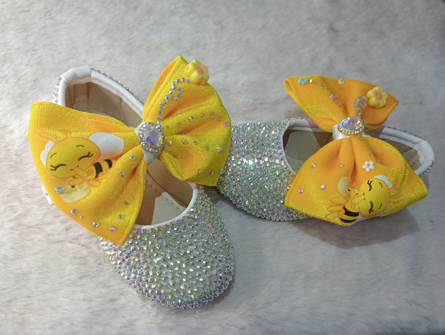 Zapatitos Victoria: Modelo de Cristal Swarovski Con Moño Amarillo PLIM PLIM ABEJITA. Variedad de Numeración.