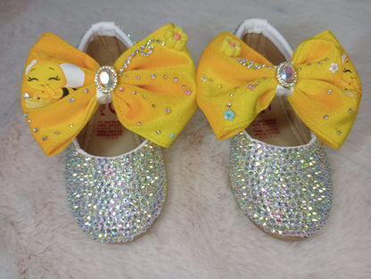 Zapatitos Victoria: Modelo de Cristal Swarovski Con Moño Amarillo PLIM PLIM ABEJITA. Variedad de Numeración.