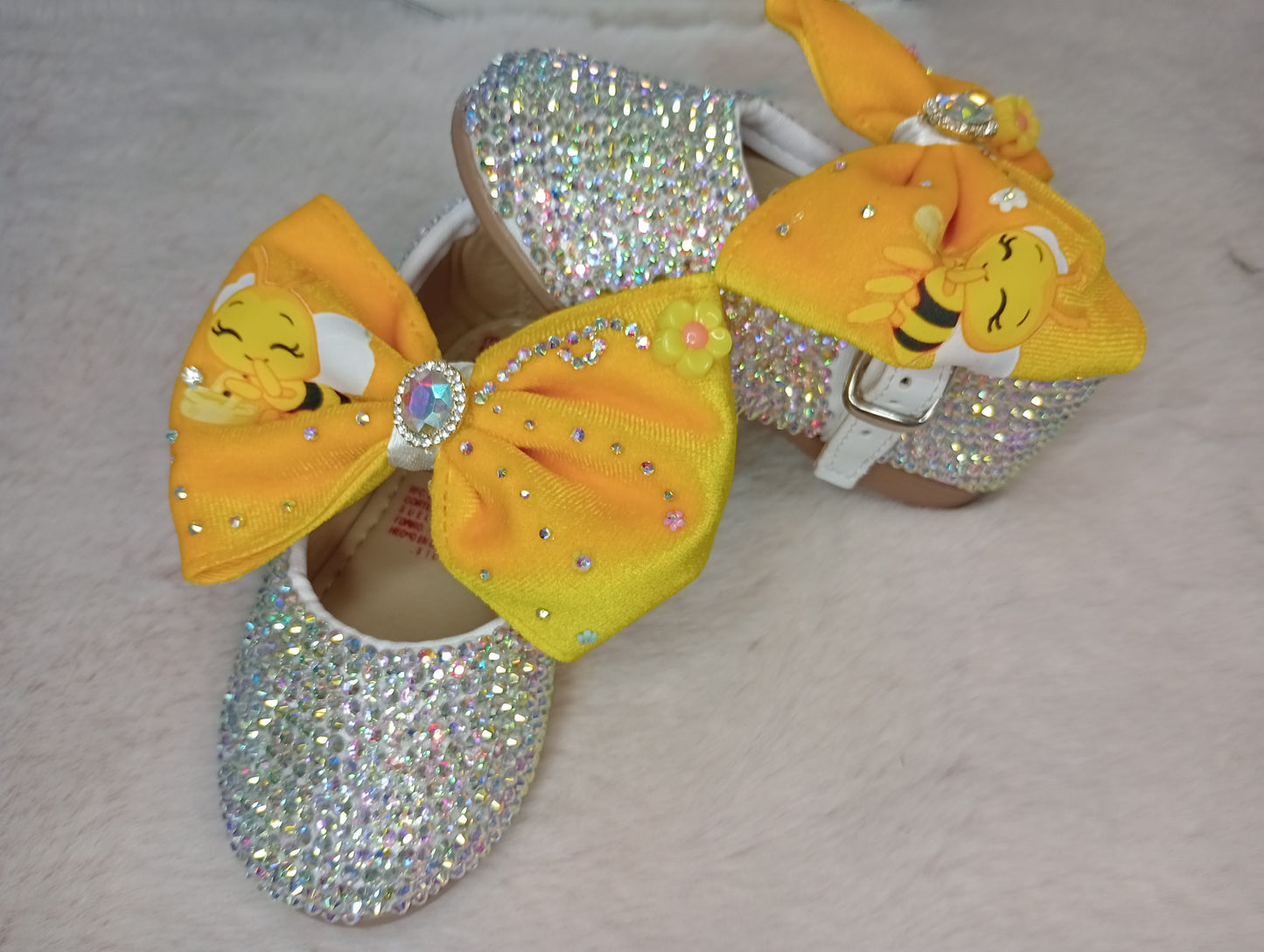 Zapatitos Victoria: Modelo de Cristal Swarovski Con Moño Amarillo PLIM PLIM ABEJITA. Variedad de Numeración.