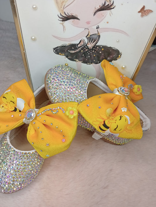 Zapatitos Victoria: Modelo de Cristal Swarovski Con Moño Amarillo PLIM PLIM ABEJITA. Variedad de Numeración.