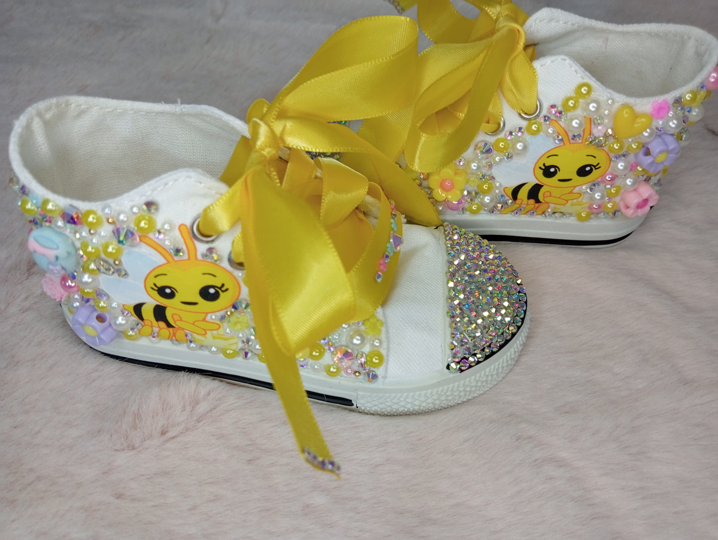 Zapatitos Victoria:Tenis  de Cristal Swarovski Con Moño Amarillo Temática PLIM PLIM ABEJITA. Variedad de Numeración.