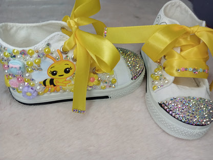 Zapatitos Victoria:Tenis  de Cristal Swarovski Con Moño Amarillo Temática PLIM PLIM ABEJITA. Variedad de Numeración.