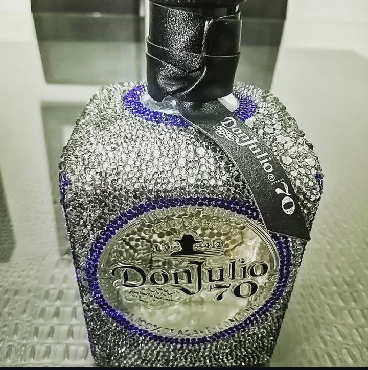 Botella Don Julio 70 Con Cristales Swarovski Color  Tornasol y AZUL